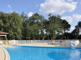 Camping Pas Cher vous présente avec son site Officiel campingpascher.fr, le Camping Val De L'Eyre classé 4 étoiles, situé sur la commune de Salles dans le département Gironde (Aquitaine) en France. Le camping Val De L'Eyre vous propose un hébergement de type mobil-home de 27 m². L'établissement vous propose 9 autres types d'hébergements. Découvrez tous nos séjours à petits prix dans la commune et aux alentours de Salles du département : Gironde (Aquitaine). Les Avis clients pour le Camping Val De L'Eyre sont excellents avec une note moyenne de 8 sur 10. Rivière, Piscine extérieure, Club enfants, Aire de jeux enfants, Baby-foot, Canoë-kayak, Parcours sportif, Ping-pong, Pétanque, Terrain de football, Trampoline, Bar,... En savoir plus : cliquez-ICI.