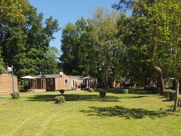 Camping Pas Cher vous présente avec son site Officiel campingpascher.fr, le Camping Val De L'eyre classé 4 étoiles, situé sur la commune de Salles dans le département Gironde (Aquitaine) en France. Le camping Val De L'eyre, vous présente un hébergement de type mobil-home de 22 m². Le camping Val De L'eyre vous propose du mardi 01 décembre au mardi 08 décembre 2026 pour 7 nuits à 168€. Cette location propose 176 dates différentes pour réserver votre séjour. Découvrez également les 9 autres gammes d'hébergements du camping. Les Avis clients pour le Camping Val De L'eyre sont excellents avec une note moyenne de 8 sur 10. Rivière, Piscine extérieure, Club enfants, Aire de jeux enfants, Baby-foot, Canoë-kayak, Parcours sportif, Ping-pong, Pétanque, Terrain de football, Trampoline, Bar,... En savoir plus : cliquez-ICI.