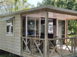 Camping Pas Cher vous présente avec son site Officiel campingpascher.fr, le Camping Val De L'eyre classé 4 étoiles, situé sur la commune de Salles dans le département Gironde (Aquitaine) en France. Le camping Val De L'eyre, vous présente un hébergement de type mobil-home de 25 m². Le camping Val De L'eyre vous propose du mardi 01 décembre au mardi 08 décembre 2026 pour 7 nuits à 198€. Cette location propose 241 dates différentes pour réserver votre séjour. Découvrez également les 9 autres gammes d'hébergements du camping. Les Avis clients pour le Camping Val De L'eyre sont excellents avec une note moyenne de 8 sur 10. Rivière, Piscine extérieure, Club enfants, Aire de jeux enfants, Baby-foot, Canoë-kayak, Parcours sportif, Ping-pong, Pétanque, Terrain de football, Trampoline, Bar,... En savoir plus : cliquez-ICI.