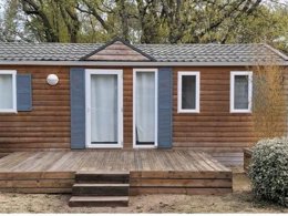 Camping Pas Cher vous présente avec son site Officiel campingpascher.fr, le Camping Val De L'eyre classé 4 étoiles, situé sur la commune de Salles dans le département Gironde (Aquitaine) en France. Le camping Val De L'eyre, vous présente un hébergement de type mobil-home de 25 m² avec climatisation et télévision. Le camping Val De L'eyre vous propose du mardi 01 décembre au mardi 08 décembre 2026 pour 7 nuits à 228€. Cette location propose 241 dates différentes pour réserver votre séjour. Découvrez également les 9 autres gammes d'hébergements du camping. Les Avis clients pour le Camping Val De L'eyre sont excellents avec une note moyenne de 8 sur 10. Rivière, Piscine extérieure, Club enfants, Aire de jeux enfants, Baby-foot, Canoë-kayak, Parcours sportif, Ping-pong, Pétanque, Terrain de football, Trampoline, Bar,... En savoir plus : cliquez-ICI.