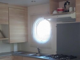 Camping Pas Cher vous présente avec son site Officiel campingpascher.fr, le Camping Val De L'eyre classé 4 étoiles, situé sur la commune de Salles dans le département Gironde (Aquitaine) en France. Le camping Val De L'eyre, vous présente un hébergement de type mobil-home de 25 m² pour 4 personnes et télévision. Le camping Val De L'eyre vous propose du mardi 01 décembre au mardi 08 décembre 2026 pour 7 nuits à 213€. Cette location propose 193 dates différentes pour réserver votre séjour. Découvrez également les 9 autres gammes d'hébergements du camping. Les Avis clients pour le Camping Val De L'eyre sont excellents avec une note moyenne de 8 sur 10. Rivière, Piscine extérieure, Club enfants, Aire de jeux enfants, Baby-foot, Canoë-kayak, Parcours sportif, Ping-pong, Pétanque, Terrain de football, Trampoline, Bar,... En savoir plus : cliquez-ICI.