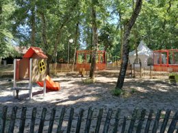 Camping Pas Cher vous présente avec son site Officiel campingpascher.fr, le Camping Val De L'eyre classé 4 étoiles, situé sur la commune de Salles dans le département Gironde (Aquitaine) en France. Le camping Val De L'eyre, vous présente un hébergement de type mobil-home de 25 m² pour 4 personnes et télévision. Le camping Val De L'eyre vous propose du mardi 01 décembre au mardi 08 décembre 2026 pour 7 nuits à 213€. Cette location propose 193 dates différentes pour réserver votre séjour. Découvrez également les 9 autres gammes d'hébergements du camping. Les Avis clients pour le Camping Val De L'eyre sont excellents avec une note moyenne de 8 sur 10. Rivière, Piscine extérieure, Club enfants, Aire de jeux enfants, Baby-foot, Canoë-kayak, Parcours sportif, Ping-pong, Pétanque, Terrain de football, Trampoline, Bar,... En savoir plus : cliquez-ICI.