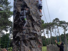 Camping Pas Cher vous présente avec son site Officiel campingpascher.fr, le Camping Val De L'eyre classé 4 étoiles, situé sur la commune de Salles dans le département Gironde (Aquitaine) en France. Le camping Val De L'eyre, vous présente un hébergement de type mobil-home de 25 m² avec climatisation et télévision. Le camping Val De L'eyre vous propose du mardi 01 décembre au mardi 08 décembre 2026 pour 7 nuits à 228€. Cette location propose 241 dates différentes pour réserver votre séjour. Découvrez également les 9 autres gammes d'hébergements du camping. Les Avis clients pour le Camping Val De L'eyre sont excellents avec une note moyenne de 8 sur 10. Rivière, Piscine extérieure, Club enfants, Aire de jeux enfants, Baby-foot, Canoë-kayak, Parcours sportif, Ping-pong, Pétanque, Terrain de football, Trampoline, Bar,... En savoir plus : cliquez-ICI.