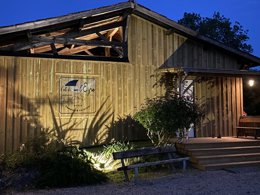 Camping Pas Cher vous présente avec son site Officiel campingpascher.fr, le Camping Val De L'eyre classé 4 étoiles, situé sur la commune de Salles dans le département Gironde (Aquitaine) en France. Le camping Val De L'eyre, vous présente un hébergement de type mobil-home de 15 m² pour 2 personnes. Le camping Val De L'eyre vous propose du mardi 01 décembre au mardi 08 décembre 2026 pour 7 nuits à 153€. Cette location propose 241 dates différentes pour réserver votre séjour. Découvrez également les 9 autres gammes d'hébergements du camping. Les Avis clients pour le Camping Val De L'eyre sont excellents avec une note moyenne de 8 sur 10. Rivière, Piscine extérieure, Club enfants, Aire de jeux enfants, Baby-foot, Canoë-kayak, Parcours sportif, Ping-pong, Pétanque, Terrain de football, Trampoline, Bar,... En savoir plus : cliquez-ICI.