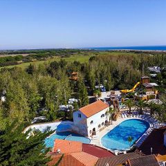 Camping Pas Cher vous présente avec son site Officiel campingpascher.fr, le Établissement Palais De La Mer, situé sur la commune de Sainte Marie La Mer dans le département Pyrenees-orientales (Languedoc-roussillon) en France. L'établissement Palais De La Mer vous propose un hébergement de type bungalow de 22 m². L'établissement vous propose 4 autres types d'hébergements. Découvrez tous nos séjours à petits prix dans la commune et aux alentours de Sainte Marie La Mer du département : Pyrenees-orientales (Languedoc-roussillon).... En savoir plus : cliquez-ICI.