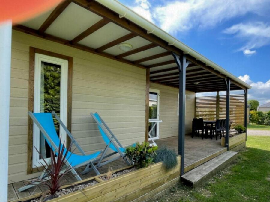 Camping Pas Cher vous présente avec son site Officiel campingpascher.fr, le Camping Paradis D'Utah Beach classé 4 étoiles, situé sur la commune de Sainte Marie Du Mont dans le département Manche (Basse Normandie) en France. Le camping Paradis D'Utah Beach vous propose un hébergement de type chalet de 35 m² (télévision). L'établissement vous propose 7 autres types d'hébergements. Découvrez tous nos séjours à petits prix dans la commune et aux alentours de Sainte Marie Du Mont du département : Manche (Basse Normandie). Les Avis clients pour le Camping Paradis D'Utah Beach sont excellents avec une note moyenne de 8 sur 10. Piscine chauffée, Piscine couverte, Animations familiales, Club enfants, Aire de jeux enfants, Court de tennis, Pétanque, Sports nautiques, Structure gonflable enfants, Terrain de football, Trampoline, Bar, Dépôt de pain, Pizzeria, Plats à emporter, Épicerie,... En savoir plus : cliquez-ICI.