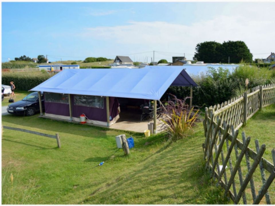 Camping Pas Cher vous présente avec son site Officiel campingpascher.fr, le Camping Paradis D'Utah Beach classé 4 étoiles, situé sur la commune de Sainte Marie Du Mont dans le département Manche (Basse Normandie) en France. Le camping Paradis D'Utah Beach vous propose un hébergement de type tente en toile et bois de 35 m². L'établissement vous propose 2 autres types d'hébergements. Découvrez tous nos séjours à petits prix dans la commune et aux alentours de Sainte Marie Du Mont du département : Manche (Basse Normandie). Les Avis clients pour le Camping Paradis D'Utah Beach sont excellents avec une note moyenne de 8 sur 10. Piscine chauffée, Piscine couverte, Animations familiales, Club enfants, Aire de jeux enfants, Court de tennis, Pétanque, Sports nautiques, Structure gonflable enfants, Terrain de football, Trampoline, Bar, Dépôt de pain, Pizzeria, Plats à emporter, Épicerie,... En savoir plus : cliquez-ICI.