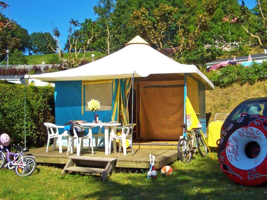 Camping Pas Cher vous présente avec son site Officiel campingpascher.fr, le Camping Sites Et Paysages - Beau Rivage classé 4 étoiles, situé sur la commune de Salles Curan dans le département Aveyron (Midi Pyrénées) en France. Le camping Sites Et Paysages - Beau Rivage, vous présente un hébergement de type bungalow toilé de 16 m² pour 4 personnes. Le camping Sites Et Paysages - Beau Rivage vous propose du sam. 29 août au sam. 05 septembre 2026, en promotion à -6% pour 7 nuits à 302,02 € au lieu de 321,3 € soit une Économie de 19,28 €. Cette location propose 8 dates différentes pour réserver votre séjour. Découvrez également les 9 autres gammes d'hébergements du camping. Les Avis clients pour le Camping Sites Et Paysages - Beau Rivage sont excellents avec une note moyenne de 8 sur 10. Lac, Piscine couverte, Piscine extérieure, Animation ados, Animations familiales, Club enfants, Aire de jeux enfants, Baby-foot, Canoë-kayak, Centre équestre, Court de tennis, Golf, Jet-ski, Location de bateaux, Paddle, Ping-pong, Piscine, Pédalo, Pétanque, Randonnée, Ski nautique, Sports nautiques, Terrain de beach-volley, Terrain multisports, Trampoline, Voile, Bar, Boulangerie, Bureau de tabac, Dépôt de pain, Pizzeria, Plats à emporter, Snack/Bar, Station-service, Supermarché, Épicerie,... En savoir plus : cliquez-ICI.