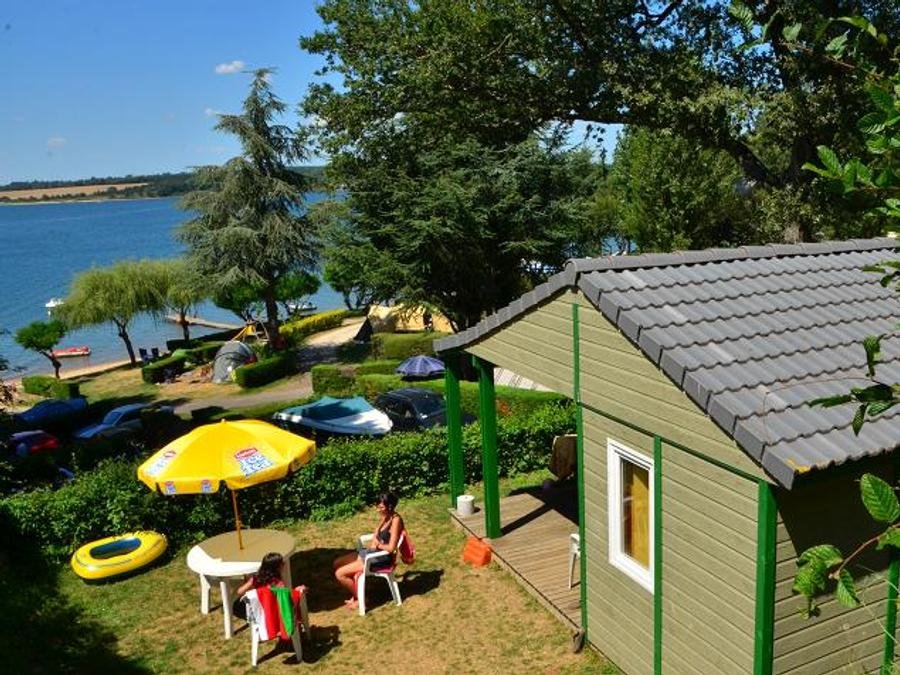 Camping Pas Cher vous présente avec son site Officiel campingpascher.fr, le Camping Sites Et Paysages - Beau Rivage classé 4 étoiles, situé sur la commune de Salles Curan dans le département Aveyron (Midi Pyrénées) en France. Le camping Sites Et Paysages - Beau Rivage vous propose un hébergement de type chalet de 36 m² pour 5 personnes avec climatisation (télévision). Cet hébergement propose plus de 50 dates différentes pour réserver ! Pour dévouvrir la période la moins chère, consultez la rubrique 'Tarifs' et sélectionnez votre mois de départ. L'établissement vous propose 9 autres types d'hébergements. Découvrez tous nos séjours à petits prix dans la commune et aux alentours de Salles Curan du département : Aveyron (Midi Pyrénées). Les Avis clients pour le Camping Sites Et Paysages - Beau Rivage sont excellents avec une note moyenne de 8 sur 10. Lac, Piscine couverte, Piscine extérieure, Animation ados, Animations familiales, Club enfants, Aire de jeux enfants, Baby-foot, Canoë-kayak, Centre équestre, Court de tennis, Golf, Jet-ski, Location de bateaux, Paddle, Ping-pong, Piscine, Pédalo, Pétanque, Randonnée, Ski nautique, Sports nautiques, Terrain de beach-volley, Terrain multisports, Trampoline, Voile, Bar, Boulangerie, Bureau de tabac, Dépôt de pain, Pizzeria, Plats à emporter, Snack/Bar, Station-service, Supermarché, Épicerie,... En savoir plus : cliquez-ICI.
