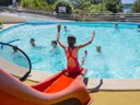 Camping Pas Cher vous présente avec son site Officiel campingpascher.fr, le Camping Sites Et Paysages - Beau Rivage classé 4 étoiles, situé sur la commune de Salles Curan dans le département Aveyron (Midi Pyrénées) en France. Le camping Sites Et Paysages - Beau Rivage, vous présente un hébergement de type bungalow toilé de 16 m² pour 4 personnes. Le camping Sites Et Paysages - Beau Rivage vous propose du sam. 29 août au sam. 05 septembre 2026, en promotion à -6% pour 7 nuits à 302,02 € au lieu de 321,3 € soit une Économie de 19,28 €. Cette location propose 8 dates différentes pour réserver votre séjour. Découvrez également les 9 autres gammes d'hébergements du camping. Les Avis clients pour le Camping Sites Et Paysages - Beau Rivage sont excellents avec une note moyenne de 8 sur 10. Lac, Piscine couverte, Piscine extérieure, Animation ados, Animations familiales, Club enfants, Aire de jeux enfants, Baby-foot, Canoë-kayak, Centre équestre, Court de tennis, Golf, Jet-ski, Location de bateaux, Paddle, Ping-pong, Piscine, Pédalo, Pétanque, Randonnée, Ski nautique, Sports nautiques, Terrain de beach-volley, Terrain multisports, Trampoline, Voile, Bar, Boulangerie, Bureau de tabac, Dépôt de pain, Pizzeria, Plats à emporter, Snack/Bar, Station-service, Supermarché, Épicerie,... En savoir plus : cliquez-ICI.