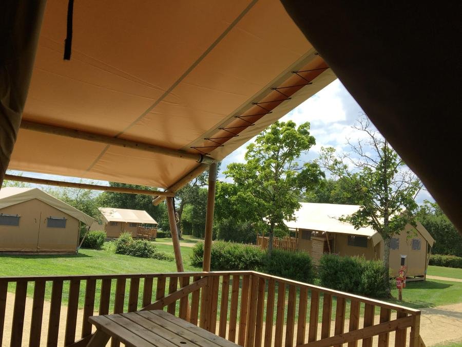 Camping Pas Cher vous présente avec son site Officiel campingpascher.fr, le Camping Glamping Sainte Suzanne classé 2 étoiles, situé sur la commune de Sainte Suzanne dans le département Mayenne (Pays De La Loire) en France. Le camping Glamping Sainte Suzanne, vous présente un hébergement de type lodge de 28 m² pour 2 personnes. Le camping Glamping Sainte Suzanne vous propose du jeudi 04 juin au jeudi 11 juin 2026 avec une PROMO de DERNIÈRE MINUTE, en promotion à -25% pour 7 nuits à 300 € au lieu de 400,0 € soit une Économie de 100 €. Cette location propose 93 dates différentes pour réserver votre séjour. Découvrez également les 9 autres gammes d'hébergements du camping. Les Avis clients pour le Camping Glamping Sainte Suzanne sont excellents avec une note moyenne de 8 sur 10. Piscine couverte, Piscine extérieure, Animations familiales, Aire de jeux enfants, Centre équestre, Cyclisme, Escalade, Ping-pong, Pédalo, Pétanque, Randonnée, Skatepark, Terrain de football, Boulangerie, Créperie, Dépôt de pain, Pizzeria, Plats à emporter, Restaurant, Snack/Bar, Station-service, Supermarché,... En savoir plus : cliquez-ICI.