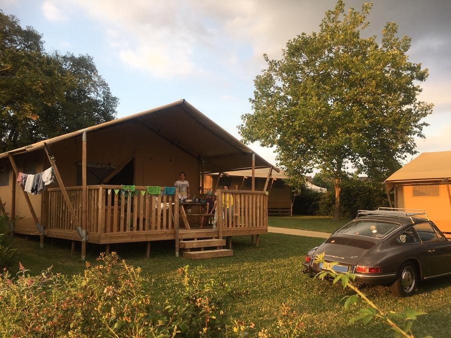Camping Pas Cher vous présente avec son site Officiel campingpascher.fr, le Camping Glamping Sainte Suzanne classé 2 étoiles, situé sur la commune de Sainte Suzanne dans le département Mayenne (Pays De La Loire) en France. Le camping Glamping Sainte Suzanne, vous présente un hébergement de type lodge de 25 m² pour 1 personne. Le camping Glamping Sainte Suzanne vous propose du mardi 01 septembre au mardi 08 septembre 2026 pour 7 nuits à 300€. Cette location propose 62 dates différentes pour réserver votre séjour. Découvrez également les 9 autres gammes d'hébergements du camping. Les Avis clients pour le Camping Glamping Sainte Suzanne sont excellents avec une note moyenne de 8 sur 10. Piscine couverte, Piscine extérieure, Animations familiales, Aire de jeux enfants, Centre équestre, Cyclisme, Escalade, Ping-pong, Pédalo, Pétanque, Randonnée, Skatepark, Terrain de football, Boulangerie, Créperie, Dépôt de pain, Pizzeria, Plats à emporter, Restaurant, Snack/Bar, Station-service, Supermarché,... En savoir plus : cliquez-ICI.