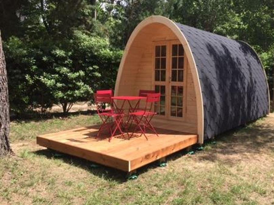 Camping Pas Cher vous présente avec son site Officiel campingpascher.fr, le Camping Glamping Sainte Suzanne classé 2 étoiles, situé sur la commune de Sainte Suzanne dans le département Mayenne (Pays De La Loire) en France. Le camping Glamping Sainte Suzanne, vous présente un hébergement de type mini-maison de 11 m². Le camping Glamping Sainte Suzanne vous propose du mardi 16 juin au mardi 23 juin 2026 pour 7 nuits à 215€. Cette location propose 79 dates différentes pour réserver votre séjour. Découvrez également les 9 autres gammes d'hébergements du camping. Les Avis clients pour le Camping Glamping Sainte Suzanne sont de 7 sur 10. Piscine couverte, Piscine extérieure, Animations familiales, Aire de jeux enfants, Centre équestre, Cyclisme, Escalade, Ping-pong, Pédalo, Pétanque, Randonnée, Skatepark, Terrain de football, Boulangerie, Créperie, Dépôt de pain, Pizzeria, Plats à emporter, Restaurant, Snack/Bar, Station-service, Supermarché,... En savoir plus : cliquez-ICI.
