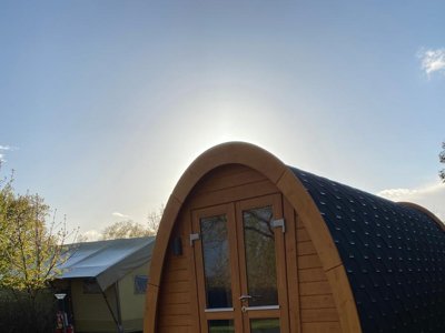 Cliquez pour découvrir toutes les photos de l'HÉBERGEMENT ! mini-maison - Glamping Sainte Suzanne photo 7