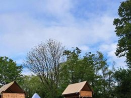 Camping Pas Cher vous présente avec son site Officiel campingpascher.fr, le Camping Glamping Sainte Suzanne classé 2 étoiles, situé sur la commune de Sainte Suzanne dans le département Mayenne (Pays De La Loire) en France. Le camping Glamping Sainte Suzanne, vous présente un hébergement de type lodge de 25 m² pour 1 personne. Le camping Glamping Sainte Suzanne vous propose du mercredi 24 juin au mercredi 01 juillet 2026, en promotion à -20% pour 7 nuits à 269,71 € au lieu de 337,14 € soit une Économie de 67,43 €. Cette location propose 162 dates différentes pour réserver votre séjour. Découvrez également les 7 autres gammes d'hébergements du camping. Les Avis clients pour le Camping Glamping Sainte Suzanne sont excellents avec une note moyenne de 8 sur 10. Piscine couverte, Piscine extérieure, Animations familiales, Aire de jeux enfants, Centre équestre, Cyclisme, Escalade, Ping-pong, Pédalo, Pétanque, Randonnée, Skatepark, Terrain de football, Boulangerie, Créperie, Dépôt de pain, Pizzeria, Plats à emporter, Restaurant, Snack/Bar, Station-service, Supermarché,... En savoir plus : cliquez-ICI.