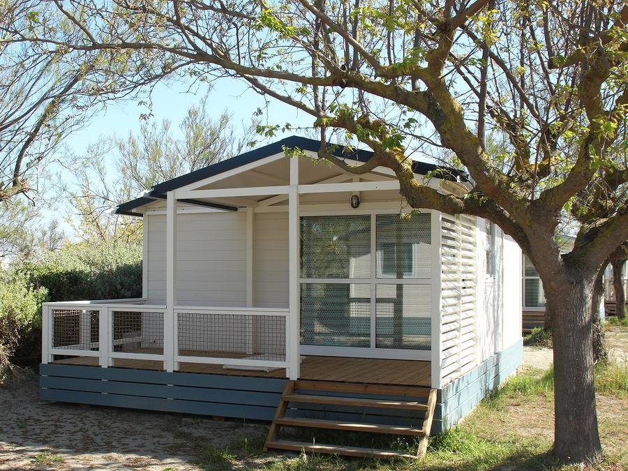 Camping Pas Cher vous présente avec son site Officiel campingpascher.fr, le Camping SUNELIALe Clos Du Rhône classé 4 étoiles, situé sur la commune de Saintes Maries De La Mer dans le département Bouches-du-rhône (Provence Alpes Côte D'azur) en France. Le camping SUNELIA Le Clos Du Rhône vous propose un hébergement de type chalet de 25 m² pour 5 personnes avec climatisation (télévision). L'établissement vous propose 15 autres types d'hébergements. Découvrez tous nos séjours à petits prix dans la commune et aux alentours de Saintes Maries De La Mer du département : Bouches-du-rhône (Provence Alpes Côte D'azur). Les Avis clients pour le Camping SUNELIALe Clos Du Rhône sont excellents avec une note moyenne de 8 sur 10. Mer, Piscine chauffée, Piscine extérieure, Animations familiales, Club enfants, Aire de jeux enfants, Centre équestre, Cyclisme, Parcours sportif, Ping-pong, Pétanque, Terrain multisports, Bar, Dépôt de pain, Épicerie,... En savoir plus : cliquez-ICI.