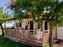 Camping Pas Cher vous présente avec son site Officiel campingpascher.fr, le Camping SUNELIALe Clos Du Rhône classé 4 étoiles, situé sur la commune de Saintes Maries De La Mer dans le département Bouches-du-rhône (Provence Alpes Côte D'azur) en France. Le camping SUNELIA Le Clos Du Rhône vous propose un hébergement de type mobil-home de 35 m² pour 6 personnes avec climatisation (télévision). L'établissement vous propose 15 autres types d'hébergements. Découvrez tous nos séjours à petits prix dans la commune et aux alentours de Saintes Maries De La Mer du département : Bouches-du-rhône (Provence Alpes Côte D'azur). Les Avis clients pour le Camping SUNELIALe Clos Du Rhône sont excellents avec une note moyenne de 8 sur 10. Mer, Piscine chauffée, Piscine extérieure, Animations familiales, Club enfants, Aire de jeux enfants, Centre équestre, Cyclisme, Parcours sportif, Ping-pong, Pétanque, Terrain multisports, Bar, Dépôt de pain, Épicerie,... En savoir plus : cliquez-ICI.