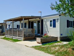 Camping Pas Cher vous présente avec son site Officiel campingpascher.fr, le Camping SUNELIALe Clos Du Rhône classé 4 étoiles, situé sur la commune de Saintes Maries De La Mer dans le département Bouches-du-rhône (Provence Alpes Côte D'azur) en France. Le camping SUNELIA Le Clos Du Rhône vous propose un hébergement de type mobil-home de 35 m² pour 6 personnes avec climatisation (télévision). L'établissement vous propose 15 autres types d'hébergements. Découvrez tous nos séjours à petits prix dans la commune et aux alentours de Saintes Maries De La Mer du département : Bouches-du-rhône (Provence Alpes Côte D'azur). Les Avis clients pour le Camping SUNELIALe Clos Du Rhône sont excellents avec une note moyenne de 8 sur 10. Mer, Piscine chauffée, Piscine extérieure, Animations familiales, Club enfants, Aire de jeux enfants, Centre équestre, Cyclisme, Parcours sportif, Ping-pong, Pétanque, Terrain multisports, Bar, Dépôt de pain, Épicerie,... En savoir plus : cliquez-ICI.