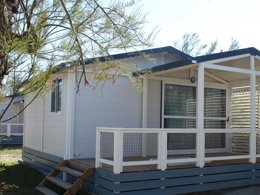 Camping Pas Cher vous présente avec son site Officiel campingpascher.fr, le Camping SUNELIALe Clos Du Rhône classé 4 étoiles, situé sur la commune de Saintes Maries De La Mer dans le département Bouches-du-rhône (Provence Alpes Côte D'azur) en France. Le camping SUNELIA Le Clos Du Rhône vous propose un hébergement de type chalet de 25 m² pour 2 personnes avec climatisation (télévision). L'établissement vous propose 15 autres types d'hébergements. Découvrez tous nos séjours à petits prix dans la commune et aux alentours de Saintes Maries De La Mer du département : Bouches-du-rhône (Provence Alpes Côte D'azur). Les Avis clients pour le Camping SUNELIALe Clos Du Rhône sont excellents avec une note moyenne de 8 sur 10. Mer, Piscine chauffée, Piscine extérieure, Animations familiales, Club enfants, Aire de jeux enfants, Centre équestre, Cyclisme, Parcours sportif, Ping-pong, Pétanque, Terrain multisports, Bar, Dépôt de pain, Épicerie,... En savoir plus : cliquez-ICI.