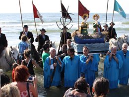 Camping Pas Cher vous présente avec son site Officiel campingpascher.fr, le Camping SUNELIALe Clos Du Rhône classé 4 étoiles, situé sur la commune de Saintes Maries De La Mer dans le département Bouches-du-rhône (Provence Alpes Côte D'azur) en France. Le camping SUNELIA Le Clos Du Rhône, vous présente un hébergement de type mobil-home de 26 m² pour 2 personnes avec climatisation et télévision. Le camping SUNELIA Le Clos Du Rhône vous propose du jeudi 01 octobre au jeudi 08 octobre 2026, en promotion à -7% pour 7 nuits à 850,02 € au lieu de 914,0 € soit une Économie de 63,98 €. Cette location propose 149 dates différentes pour réserver votre séjour. Découvrez également les 15 autres gammes d'hébergements du camping. Les Avis clients pour le Camping SUNELIALe Clos Du Rhône sont excellents avec une note moyenne de 8 sur 10. Mer, Piscine chauffée, Piscine extérieure, Animations familiales, Club enfants, Aire de jeux enfants, Centre équestre, Cyclisme, Parcours sportif, Ping-pong, Pétanque, Terrain multisports, Bar, Dépôt de pain, Épicerie,... En savoir plus : cliquez-ICI.