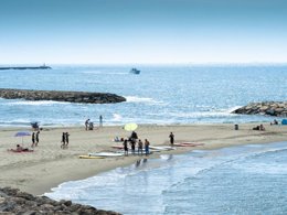 Camping Pas Cher vous présente avec son site Officiel campingpascher.fr, le Camping SUNELIALe Clos Du Rhône classé 4 étoiles, situé sur la commune de Saintes Maries De La Mer dans le département Bouches-du-rhône (Provence Alpes Côte D'azur) en France. Le camping SUNELIA Le Clos Du Rhône, vous présente un hébergement de type mobil-home de 30 m² pour 4 personnes avec climatisation et télévision. Le camping SUNELIA Le Clos Du Rhône vous propose du sam. 03 octobre au sam. 10 octobre 2026, en promotion à -7% pour 7 nuits à 572,88 € au lieu de 616,0 € soit une Économie de 43,12 €. Cette location propose 165 dates différentes pour réserver votre séjour. Découvrez également les 15 autres gammes d'hébergements du camping. Les Avis clients pour le Camping SUNELIALe Clos Du Rhône sont excellents avec une note moyenne de 8 sur 10. Mer, Piscine chauffée, Piscine extérieure, Animations familiales, Club enfants, Aire de jeux enfants, Centre équestre, Cyclisme, Parcours sportif, Ping-pong, Pétanque, Terrain multisports, Bar, Dépôt de pain, Épicerie,... En savoir plus : cliquez-ICI.