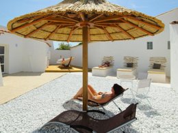 Camping Pas Cher vous présente avec son site Officiel campingpascher.fr, le Camping SUNELIALe Clos Du Rhône classé 4 étoiles, situé sur la commune de Saintes Maries De La Mer dans le département Bouches-du-rhône (Provence Alpes Côte D'azur) en France. Le camping SUNELIA Le Clos Du Rhône, vous présente un hébergement de type mobil-home de 19 m² pour 2 personnes avec climatisation et télévision. Le camping SUNELIA Le Clos Du Rhône vous propose du sam. 03 octobre au sam. 10 octobre 2026, en promotion à -7% pour 7 nuits à 455,70 € au lieu de 490,0 € soit une Économie de 34,30 €. Cette location propose 170 dates différentes pour réserver votre séjour. Découvrez également les 15 autres gammes d'hébergements du camping. Les Avis clients pour le Camping SUNELIALe Clos Du Rhône sont excellents avec une note moyenne de 8 sur 10. Mer, Piscine chauffée, Piscine extérieure, Animations familiales, Club enfants, Aire de jeux enfants, Centre équestre, Cyclisme, Parcours sportif, Ping-pong, Pétanque, Terrain multisports, Bar, Dépôt de pain, Épicerie,... En savoir plus : cliquez-ICI.