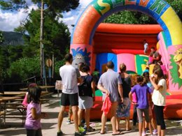 Camping Pas Cher vous présente avec son site Officiel campingpascher.fr, le Camping Repos Del Pedraforca classé 3 étoiles, situé sur la commune de Saldes dans le département Barcelone (Catalogne) en Espagne. Le camping Repos Del Pedraforca vous propose un hébergement de type mobil-home. L'établissement vous propose 15 autres types d'hébergements. Découvrez tous nos séjours à petits prix dans la commune et aux alentours de Saldes du département : Barcelone (Catalogne). Piscine couverte, Piscine extérieure, Aire de jeux enfants, Baby-foot, Piscine, Pétanque, Randonnée, Terrain multisports, Dépôt de pain, Plats à emporter, Épicerie,... En savoir plus : cliquez-ICI.