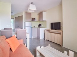 Camping Pas Cher vous présente avec son site Officiel campingpascher.fr, la Résidence Odalys Essentielle Côté Canal classé 3 étoiles, située sur la commune de Salleles D'aude dans le département Aude (Languedoc Roussillon) en France. La résidence Odalys Essentielle Côté Canal, vous présente un hébergement de type appartement de 60 m² pour 6 personnes et télévision. La résidence Odalys Essentielle Côté Canal vous propose du sam. 19 septembre au sam. 26 septembre 2026 pour 7 nuits à 409€. Cette location propose 22 dates différentes pour réserver votre séjour. Découvrez également les 3 autres gammes d'hébergements de la résidence. Les Avis clients pour la Résidence Odalys Essentielle Côté Canal sont de 7 sur 10. Piscine extérieure, Animations familiales, Club enfants, Aire de jeux enfants, Ping-pong, Terrain multisports,... En savoir plus : cliquez-ICI.