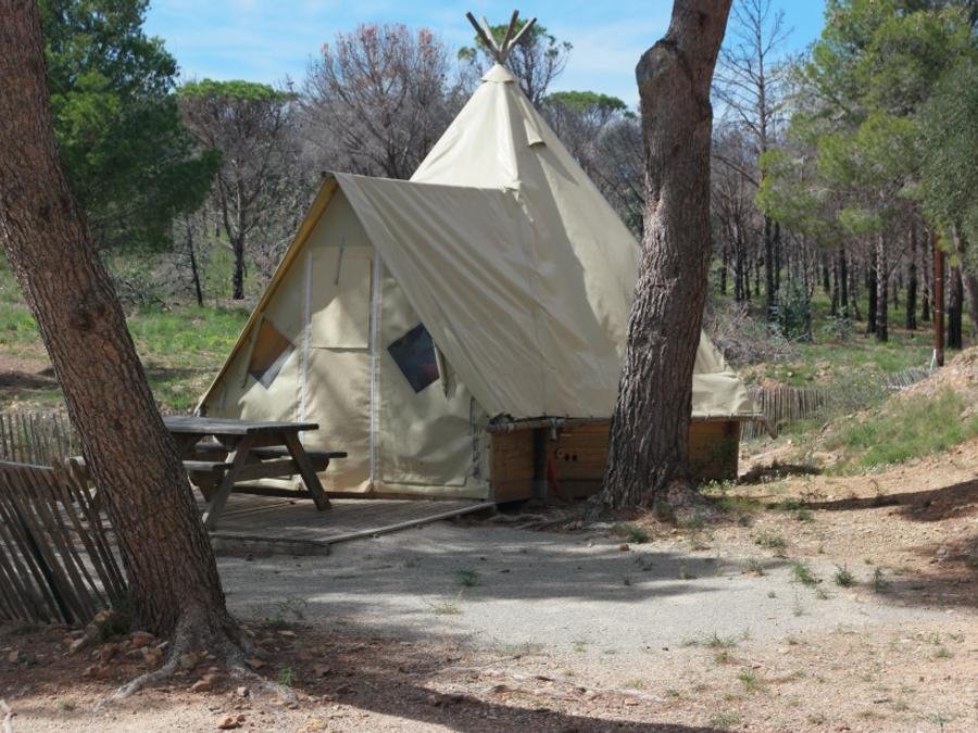 Camping Pas Cher vous présente avec son site Officiel campingpascher.fr, le Camping Le Bois De Pins classé 3 étoiles, situé sur la commune de Salses Le Chateau dans le département Pyrénées-orientales (Languedoc Roussillon) en France. Le camping Le Bois De Pins, vous présente un hébergement de type tente. Le camping Le Bois De Pins vous propose du dimanche 07 juin au dimanche 14 juin 2026 avec un DÉPART DEMAIN pour 7 nuits à 350€. Cette location propose 55 dates différentes pour réserver votre séjour. Découvrez également les 7 autres gammes d'hébergements du camping. Les Avis clients pour le Camping Le Bois De Pins sont excellents avec une note moyenne de 8 sur 10. Piscine extérieure, Animations familiales, Aire de jeux enfants, Baby-foot, Centre équestre, Ping-pong, Pétanque, Randonnée, Structure gonflable enfants, Bar, Dépôt de pain, Plats à emporter, Snack/Bar,... En savoir plus : cliquez-ICI.