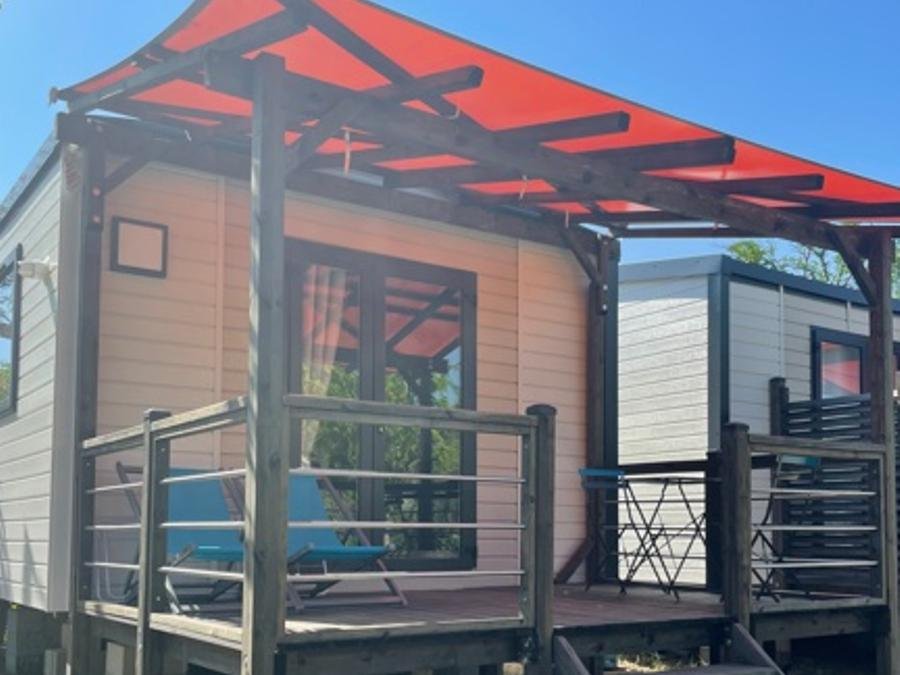 Camping Pas Cher vous présente avec son site Officiel campingpascher.fr, le Camping Flower Le Riviera classé 4 étoiles, situé sur la commune de Sampzon dans le département Ardèche (Rhône Alpes) en France. Le camping Flower Le Riviera vous propose un hébergement de type mobil-home de 21 m² avec climatisation (télévision). L'établissement vous propose 14 autres types d'hébergements. Découvrez tous nos séjours à petits prix dans la commune et aux alentours de Sampzon du département : Ardèche (Rhône Alpes). Les Avis clients pour le Camping Flower Le Riviera sont excellents avec une note moyenne de 8 sur 10. Rivière, Piscine chauffée, Piscine extérieure, Animations familiales, Club enfants, Aire de jeux enfants, Baby-foot, Canoë-kayak, Centre équestre, Ping-pong, Piscine, Pétanque, Terrain multisports, Bar, Pizzeria, Plats à emporter, Snack/Bar, Épicerie,... En savoir plus : cliquez-ICI.