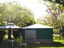 Camping Pas Cher vous présente avec son site Officiel campingpascher.fr, le Camping Flower Le Riviera classé 4 étoiles, situé sur la commune de Sampzon dans le département Ardèche (Rhône Alpes) en France. Le camping Flower Le Riviera, vous présente un hébergement de type bungalow toilé de 25 m² pour 2 personnes. Le camping Flower Le Riviera vous propose du jeudi 30 avril au jeudi 07 mai 2026 pour 7 nuits à 351€. Cette location propose 52 dates différentes pour réserver votre séjour. Découvrez également les 11 autres gammes d'hébergements du camping. Les Avis clients pour le Camping Flower Le Riviera sont excellents avec une note moyenne de 8 sur 10. Rivière, Piscine chauffée, Piscine extérieure, Animations familiales, Club enfants, Aire de jeux enfants, Baby-foot, Canoë-kayak, Centre équestre, Ping-pong, Piscine, Pétanque, Terrain multisports, Bar, Pizzeria, Plats à emporter, Snack/Bar, Épicerie,... En savoir plus : cliquez-ICI.