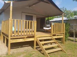 Camping Pas Cher vous présente avec son site Officiel campingpascher.fr, le Camping Flower Le Riviera classé 4 étoiles, situé sur la commune de Sampzon dans le département Ardèche (Rhône Alpes) en France. Le camping Flower Le Riviera, vous présente un hébergement de type tente en toile et bois de 25 m² pour 2 personnes. Le camping Flower Le Riviera vous propose du jeudi 30 avril au jeudi 07 mai 2026 pour 7 nuits à 410€. Cette location propose 52 dates différentes pour réserver votre séjour. Découvrez également les 11 autres gammes d'hébergements du camping. Les Avis clients pour le Camping Flower Le Riviera sont excellents avec une note moyenne de 8 sur 10. Rivière, Piscine chauffée, Piscine extérieure, Animations familiales, Club enfants, Aire de jeux enfants, Baby-foot, Canoë-kayak, Centre équestre, Ping-pong, Piscine, Pétanque, Terrain multisports, Bar, Pizzeria, Plats à emporter, Snack/Bar, Épicerie,... En savoir plus : cliquez-ICI.