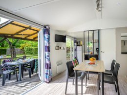 Camping Pas Cher vous présente avec son site Officiel campingpascher.fr, le Camping Flower Le Riviera classé 4 étoiles, situé sur la commune de Sampzon dans le département Ardèche (Rhône Alpes) en France. Le camping Flower Le Riviera, vous présente un hébergement de type bungalow toilé de 25 m² pour 2 personnes. Le camping Flower Le Riviera vous propose du jeudi 30 avril au jeudi 07 mai 2026 pour 7 nuits à 351€. Cette location propose 52 dates différentes pour réserver votre séjour. Découvrez également les 11 autres gammes d'hébergements du camping. Les Avis clients pour le Camping Flower Le Riviera sont excellents avec une note moyenne de 8 sur 10. Rivière, Piscine chauffée, Piscine extérieure, Animations familiales, Club enfants, Aire de jeux enfants, Baby-foot, Canoë-kayak, Centre équestre, Ping-pong, Piscine, Pétanque, Terrain multisports, Bar, Pizzeria, Plats à emporter, Snack/Bar, Épicerie,... En savoir plus : cliquez-ICI.