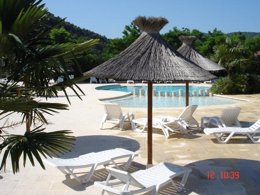 Camping Pas Cher vous présente avec son site Officiel campingpascher.fr, le Camping Flower Le Riviera classé 4 étoiles, situé sur la commune de Sampzon dans le département Ardèche (Rhône Alpes) en France. Le camping Flower Le Riviera, vous présente un hébergement de type mobil-home de 32 m². Le camping Flower Le Riviera vous propose du jeudi 30 avril au jeudi 07 mai 2026 pour 7 nuits à 410€. Cette location propose 52 dates différentes pour réserver votre séjour. Découvrez également les 11 autres gammes d'hébergements du camping. Les Avis clients pour le Camping Flower Le Riviera sont excellents avec une note moyenne de 8 sur 10. Rivière, Piscine chauffée, Piscine extérieure, Animations familiales, Club enfants, Aire de jeux enfants, Baby-foot, Canoë-kayak, Centre équestre, Ping-pong, Piscine, Pétanque, Terrain multisports, Bar, Pizzeria, Plats à emporter, Snack/Bar, Épicerie,... En savoir plus : cliquez-ICI.