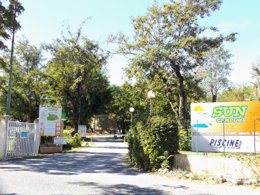 Camping Pas Cher vous présente avec son site Officiel campingpascher.fr, le Établissement Sun, situé sur la commune de Sampzon dans le département Ardeche (Rhône Alpes) en France. L'établissement Sun vous propose un hébergement de type mobilhome de 24 m². L'établissement vous propose 3 autres types d'hébergements. Découvrez tous nos séjours à petits prix dans la commune et aux alentours de Sampzon du département : Ardeche (Rhône Alpes).... En savoir plus : cliquez-ICI.