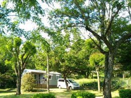 Camping Pas Cher vous présente avec son site Officiel campingpascher.fr, le Établissement Sun, situé sur la commune de Sampzon dans le département Ardeche (Rhône Alpes) en France. L'établissement Sun vous propose un hébergement de type mobilhome de 27 m². L'établissement vous propose 6 autres types d'hébergements. Découvrez tous nos séjours à petits prix dans la commune et aux alentours de Sampzon du département : Ardeche (Rhône Alpes).... En savoir plus : cliquez-ICI.