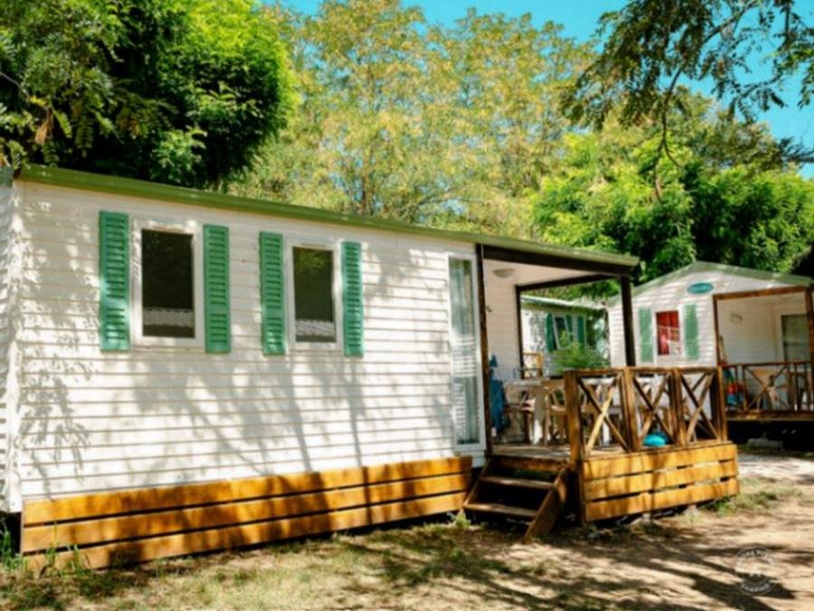 Camping Pas Cher vous présente avec son site Officiel campingpascher.fr, le Camping Aloha Plage classé 4 étoiles, situé sur la commune de Sampzon dans le département Ardèche (Rhône Alpes) en France. Le camping Aloha Plage vous propose un hébergement de type mobil-home de 31 m² avec climatisation. L'établissement vous propose 4 autres types d'hébergements. Découvrez tous nos séjours à petits prix dans la commune et aux alentours de Sampzon du département : Ardèche (Rhône Alpes). Les Avis clients pour le Camping Aloha Plage sont de 7 sur 10. Rivière, Piscine extérieure, Animations familiales, Club enfants, Aire de jeux enfants, Baby-foot, Canoë-kayak, Centre équestre, Golf, Paddle, Parcours sportif, Ping-pong, Pétanque, Salle de fitness, Terrain de football, Terrain de volley-ball, Bar, Dépôt de pain, Pizzeria, Plats à emporter, Restaurant, Snack/Bar,... En savoir plus : cliquez-ICI.
