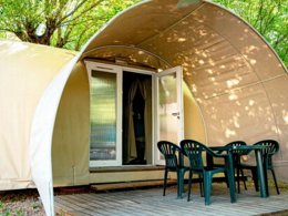 Camping Pas Cher vous présente avec son site Officiel campingpascher.fr, le Camping Aloha Plage classé 4 étoiles, situé sur la commune de Sampzon dans le département Ardèche (Rhône Alpes) en France. Le camping Aloha Plage, vous présente un hébergement de type tente en toile et bois de 16 m². Le camping Aloha Plage vous propose du mardi 01 septembre au mardi 08 septembre 2026 pour 7 nuits à 96€. Cette location propose 44 dates différentes pour réserver votre séjour. Découvrez également les 4 autres gammes d'hébergements du camping. Les Avis clients pour le Camping Aloha Plage sont de 7 sur 10. Rivière, Piscine extérieure, Animations familiales, Club enfants, Aire de jeux enfants, Baby-foot, Canoë-kayak, Centre équestre, Golf, Paddle, Parcours sportif, Ping-pong, Pétanque, Salle de fitness, Terrain de football, Terrain de volley-ball, Bar, Dépôt de pain, Pizzeria, Plats à emporter, Restaurant, Snack/Bar,... En savoir plus : cliquez-ICI.