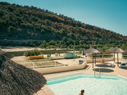 Camping Pas Cher vous présente avec son site Officiel campingpascher.fr, le Établissement Aloha Plage, situé sur la commune de Sampzon dans le département Ardeche (Rhône Alpes) en France. L'établissement Aloha Plage vous propose un hébergement de type mobilhome de 31 m². L'établissement vous propose 2 autres types d'hébergements. Découvrez tous nos séjours à petits prix dans la commune et aux alentours de Sampzon du département : Ardeche (Rhône Alpes).... En savoir plus : cliquez-ICI.