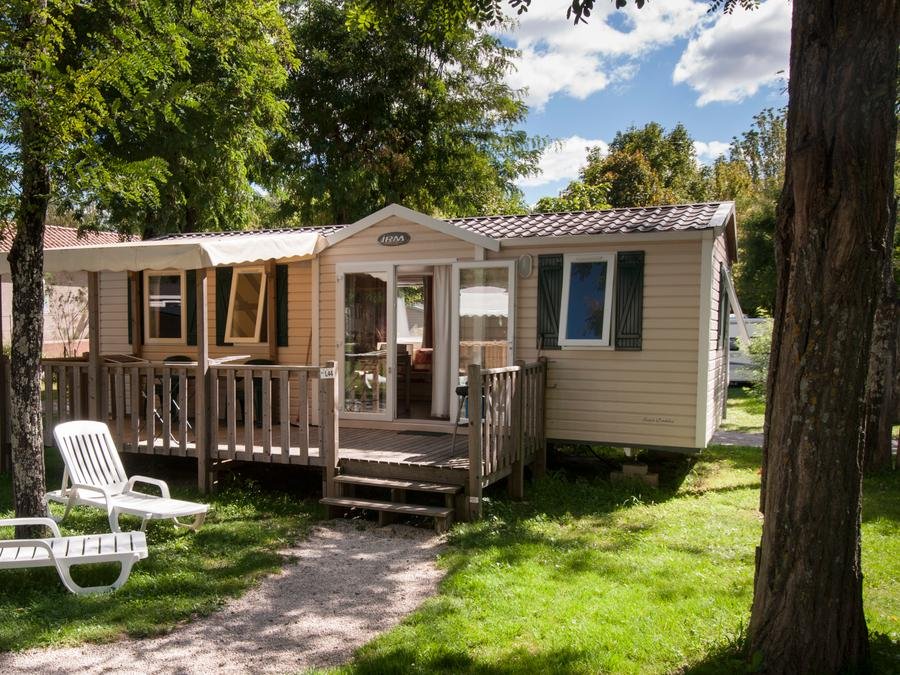 Camping Pas Cher vous présente avec son site Officiel campingpascher.fr, le Camping RCN La Bastide En Ardèche classé 5 étoiles, situé sur la commune de Ruoms dans le département Ardèche (Rhône Alpes) en France. Le camping RCN La Bastide En Ardèche, vous présente un hébergement de type mobil-home de 36 m². Le camping RCN La Bastide En Ardèche vous propose du lundi 29 juin au lundi 06 juillet 2026, en promotion à -10% pour 7 nuits à 852,30 € au lieu de 947,0 € soit une Économie de 94,70 €. Cette location propose 14 dates différentes pour réserver votre séjour. Découvrez également les 13 autres gammes d'hébergements du camping. Les Avis clients pour le Camping RCN La Bastide En Ardèche sont excellents avec une note moyenne de 8 sur 10. Rivière, Piscine chauffée, Piscine extérieure, Animation enfants, Animations familiales, Aire de jeux enfants, Canoë-kayak, Ping-pong, Pétanque, Terrain de football, Terrain multisports, Bar, Restaurant, Snack/Bar, Épicerie,... En savoir plus : cliquez-ICI.