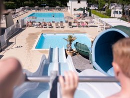 Camping Pas Cher vous présente avec son site Officiel campingpascher.fr, le Camping RCN La Bastide En Ardèche classé 5 étoiles, situé sur la commune de Ruoms dans le département Ardèche (Rhône Alpes) en France. Le camping RCN La Bastide En Ardèche, vous présente un hébergement de type mobil-home de 36 m² avec climatisation et télévision. Le camping RCN La Bastide En Ardèche vous propose du sam. 02 mai au sam. 09 mai 2026 pour 7 nuits à 518€. Cette location propose 124 dates différentes pour réserver votre séjour. Découvrez également les 11 autres gammes d'hébergements du camping. Les Avis clients pour le Camping RCN La Bastide En Ardèche sont excellents avec une note moyenne de 8 sur 10. Rivière, Piscine chauffée, Piscine extérieure, Animation enfants, Animations familiales, Aire de jeux enfants, Canoë-kayak, Ping-pong, Pétanque, Terrain de football, Terrain multisports, Bar, Restaurant, Snack/Bar, Épicerie,... En savoir plus : cliquez-ICI.