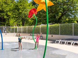 Camping Pas Cher vous présente avec son site Officiel campingpascher.fr, le Camping RCN La Bastide En Ardèche classé 5 étoiles, situé sur la commune de Ruoms dans le département Ardèche (Rhône Alpes) en France. Le camping RCN La Bastide En Ardèche, vous présente un hébergement de type mobil-home de 36 m². Le camping RCN La Bastide En Ardèche vous propose du sam. 02 mai au sam. 09 mai 2026 pour 7 nuits à 448€. Cette location propose 123 dates différentes pour réserver votre séjour. Découvrez également les 11 autres gammes d'hébergements du camping. Les Avis clients pour le Camping RCN La Bastide En Ardèche sont excellents avec une note moyenne de 8 sur 10. Rivière, Piscine chauffée, Piscine extérieure, Animation enfants, Animations familiales, Aire de jeux enfants, Canoë-kayak, Ping-pong, Pétanque, Terrain de football, Terrain multisports, Bar, Restaurant, Snack/Bar, Épicerie,... En savoir plus : cliquez-ICI.