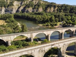 Camping Pas Cher vous présente avec son site Officiel campingpascher.fr, le Camping RCN La Bastide En Ardèche classé 5 étoiles, situé sur la commune de Ruoms dans le département Ardèche (Rhône Alpes) en France. Le camping RCN La Bastide En Ardèche, vous présente un hébergement de type mobil-home de 44 m² et télévision. Le camping RCN La Bastide En Ardèche vous propose du sam. 02 mai au sam. 09 mai 2026 pour 7 nuits à 553€. Cette location propose 132 dates différentes pour réserver votre séjour. Découvrez également les 11 autres gammes d'hébergements du camping. Les Avis clients pour le Camping RCN La Bastide En Ardèche sont excellents avec une note moyenne de 8 sur 10. Rivière, Piscine chauffée, Piscine extérieure, Animation enfants, Animations familiales, Aire de jeux enfants, Canoë-kayak, Ping-pong, Pétanque, Terrain de football, Terrain multisports, Bar, Restaurant, Snack/Bar, Épicerie,... En savoir plus : cliquez-ICI.