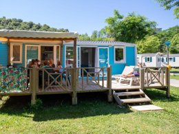 Camping Pas Cher vous présente avec son site Officiel campingpascher.fr, le Camping RCN La Bastide En Ardèche classé 5 étoiles, situé sur la commune de Ruoms dans le département Ardèche (Rhône Alpes) en France. Le camping RCN La Bastide En Ardèche, vous présente un hébergement de type mobil-home de 44 m² et télévision. Le camping RCN La Bastide En Ardèche vous propose du sam. 02 mai au sam. 09 mai 2026 pour 7 nuits à 553€. Cette location propose 132 dates différentes pour réserver votre séjour. Découvrez également les 11 autres gammes d'hébergements du camping. Les Avis clients pour le Camping RCN La Bastide En Ardèche sont excellents avec une note moyenne de 8 sur 10. Rivière, Piscine chauffée, Piscine extérieure, Animation enfants, Animations familiales, Aire de jeux enfants, Canoë-kayak, Ping-pong, Pétanque, Terrain de football, Terrain multisports, Bar, Restaurant, Snack/Bar, Épicerie,... En savoir plus : cliquez-ICI.