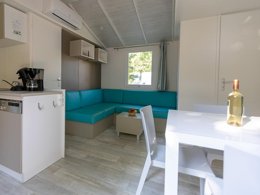 Camping Pas Cher vous présente avec son site Officiel campingpascher.fr, le Camping RCN La Bastide En Ardèche classé 5 étoiles, situé sur la commune de Ruoms dans le département Ardèche (Rhône Alpes) en France. Le camping RCN La Bastide En Ardèche, vous présente un hébergement de type mobil-home de 36 m² avec climatisation et télévision. Le camping RCN La Bastide En Ardèche vous propose du sam. 02 mai au sam. 09 mai 2026 pour 7 nuits à 518€. Cette location propose 124 dates différentes pour réserver votre séjour. Découvrez également les 11 autres gammes d'hébergements du camping. Les Avis clients pour le Camping RCN La Bastide En Ardèche sont excellents avec une note moyenne de 8 sur 10. Rivière, Piscine chauffée, Piscine extérieure, Animation enfants, Animations familiales, Aire de jeux enfants, Canoë-kayak, Ping-pong, Pétanque, Terrain de football, Terrain multisports, Bar, Restaurant, Snack/Bar, Épicerie,... En savoir plus : cliquez-ICI.