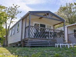 Camping Pas Cher vous présente avec son site Officiel campingpascher.fr, le Camping RCN La Bastide En Ardèche classé 5 étoiles, situé sur la commune de Ruoms dans le département Ardèche (Rhône Alpes) en France. Le camping RCN La Bastide En Ardèche, vous présente un hébergement de type mobil-home de 26 m² avec climatisation et télévision. Le camping RCN La Bastide En Ardèche vous propose du sam. 02 mai au sam. 09 mai 2026 pour 7 nuits à 490€. Cette location propose 136 dates différentes pour réserver votre séjour. Découvrez également les 11 autres gammes d'hébergements du camping. Les Avis clients pour le Camping RCN La Bastide En Ardèche sont excellents avec une note moyenne de 8 sur 10. Rivière, Piscine chauffée, Piscine extérieure, Animation enfants, Animations familiales, Aire de jeux enfants, Canoë-kayak, Ping-pong, Pétanque, Terrain de football, Terrain multisports, Bar, Restaurant, Snack/Bar, Épicerie,... En savoir plus : cliquez-ICI.