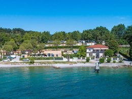 Camping Pas Cher vous présente avec son site Officiel campingpascher.fr, le Camping La Gardiola, situé sur la commune de San Felice Del Benaco dans le département Brescia (Lombardie) en Italie. Le camping La Gardiola, vous présente un hébergement de type appartement. Le camping La Gardiola vous propose du lundi 14 septembre au lundi 21 septembre 2026 pour 7 nuits à 1228.7€. Cette location propose 29 dates différentes pour réserver votre séjour. Découvrez également les 1 autres gammes d'hébergements du camping. Aire de jeux enfants, Parcours sportif, Ping-pong, Bar, Pizzeria,... En savoir plus : cliquez-ICI.
