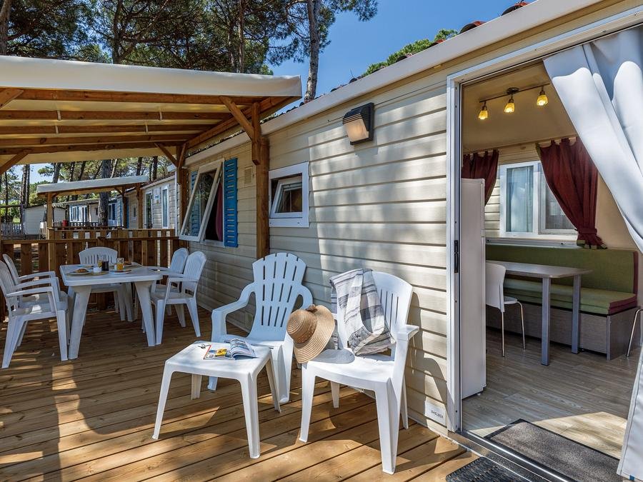 Camping Pas Cher vous présente avec son site Officiel campingpascher.fr, le Camping Internazionale Eden classé 4 étoiles, situé sur la commune de San Felice Del Benaco dans le département Brescia (Lombardie) en Italie. Le camping Internazionale Eden, vous présente un hébergement de type mobil-home de 25 m² pour 6 personnes avec climatisation. Le camping Internazionale Eden vous propose du sam. 29 août au sam. 05 septembre 2026, en promotion à -25% pour 7 nuits à 903 € au lieu de 1204,0 € soit une Économie de 301 €. Cette location propose 53 dates différentes pour réserver votre séjour. Découvrez également les 10 autres gammes d'hébergements du camping. Les Avis clients pour le Camping Internazionale Eden sont de 7 sur 10. Lac, Piscine extérieure, Animations familiales, Aire de jeux enfants, Canoë-kayak, Court de tennis, Golf, Ping-pong, Planche à voile, Pédalo, Pétanque, Salle de jeux vidéo, Terrain de basketball, Terrain de football, Terrain de volley-ball, Terrain multisports, Bar, Dépôt de pain, Pizzeria, Plats à emporter, Restaurant, Snack/Bar, Épicerie,... En savoir plus : cliquez-ICI.