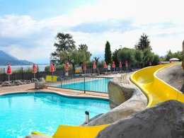 Camping Pas Cher vous présente avec son site Officiel campingpascher.fr, le Camping Internazionale Eden classé 4 étoiles, situé sur la commune de San Felice Del Benaco dans le département Brescia (Lombardie) en Italie. Le camping Internazionale Eden, vous présente un hébergement de type mobil-home de 23 m² pour 4 personnes avec climatisation. Le camping Internazionale Eden vous proposeun séjour PAS CHER avec une REMISEdu sam. 25 avril au sam. 02 mai 2026, en promotion à -30% pour 7 nuits à 392 € au lieu de 560,0 € soit une Économie de 168 €. Cette location propose 111 dates différentes pour réserver votre séjour. Découvrez également les 9 autres gammes d'hébergements du camping. Les Avis clients pour le Camping Internazionale Eden sont de 7 sur 10. Lac, Piscine extérieure, Animations familiales, Aire de jeux enfants, Canoë-kayak, Court de tennis, Golf, Ping-pong, Planche à voile, Pédalo, Pétanque, Salle de jeux vidéo, Terrain de basketball, Terrain de football, Terrain de volley-ball, Terrain multisports, Bar, Dépôt de pain, Pizzeria, Plats à emporter, Restaurant, Snack/Bar, Épicerie,... En savoir plus : cliquez-ICI.