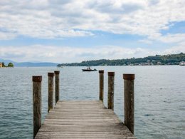 Camping Pas Cher vous présente avec son site Officiel campingpascher.fr, le Camping Internazionale Eden classé 4 étoiles, situé sur la commune de San Felice Del Benaco dans le département Brescia (Lombardie) en Italie. Le camping Internazionale Eden, vous présente un hébergement de type mobil-home de 34 m² avec climatisation. Le camping Internazionale Eden vous proposeun séjour PAS CHER avec une REMISEdu sam. 25 avril au sam. 02 mai 2026, en promotion à -30% pour 7 nuits à 392 € au lieu de 560,0 € soit une Économie de 168 €. Cette location propose 90 dates différentes pour réserver votre séjour. Découvrez également les 9 autres gammes d'hébergements du camping. Les Avis clients pour le Camping Internazionale Eden sont de 7 sur 10. Lac, Piscine extérieure, Animations familiales, Aire de jeux enfants, Canoë-kayak, Court de tennis, Golf, Ping-pong, Planche à voile, Pédalo, Pétanque, Salle de jeux vidéo, Terrain de basketball, Terrain de football, Terrain de volley-ball, Terrain multisports, Bar, Dépôt de pain, Pizzeria, Plats à emporter, Restaurant, Snack/Bar, Épicerie,... En savoir plus : cliquez-ICI.